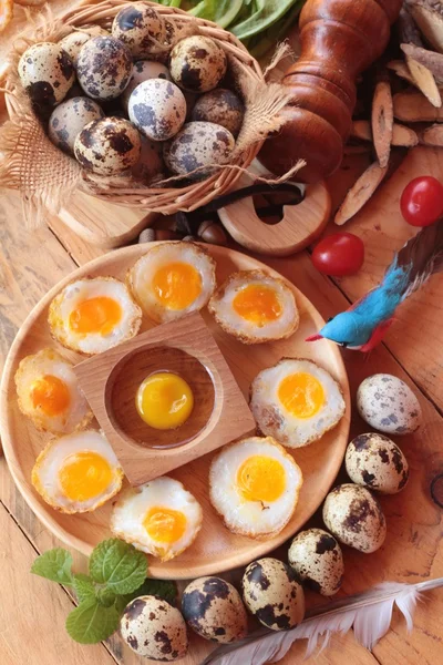 Huevos de codorniz y huevos fritos de codorniz . — Foto de Stock