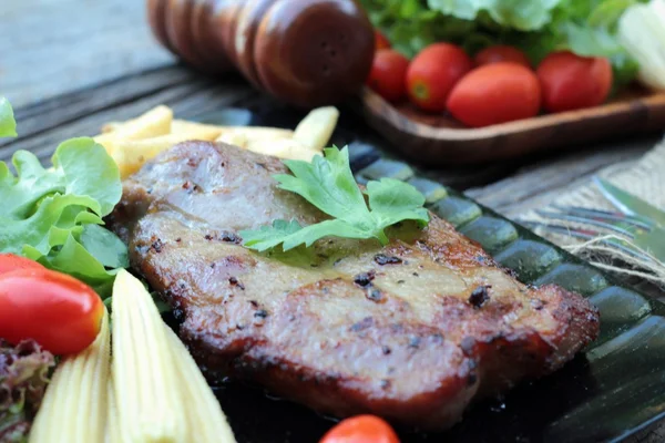 Varkensvlees biefstuk van heerlijke met plantaardige en tomaat. — Stockfoto