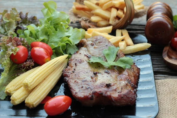 Sertés steak, ízletes zöldség, paradicsommal. — Stock Fotó