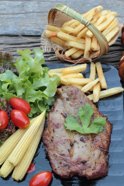 Bife de porco delicioso com legumes e tomate . — Fotografia de Stock