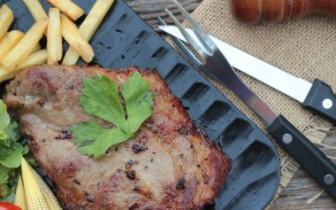 Domuz eti biftek lezzetli sebze ve domates ile.