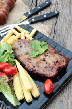 Domuz eti biftek lezzetli sebze ve domates ile.