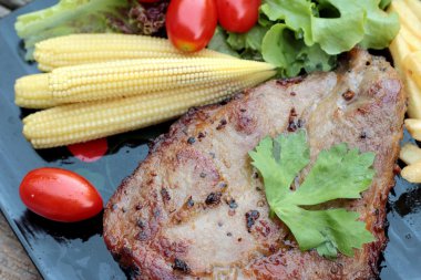 Domuz eti biftek lezzetli sebze ve domates ile.