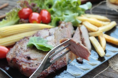 Domuz eti biftek lezzetli sebze ve domates ile.