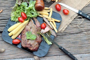 Domuz eti biftek lezzetli sebze ve domates ile.