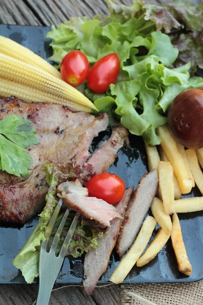 Carne de cerdo deliciosa con verduras y tomate . — Foto de Stock