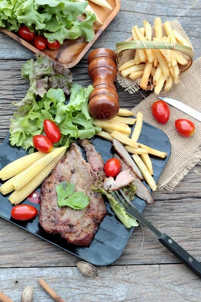 Schweinesteak von köstlichen mit Gemüse und Tomaten. — Stockfoto