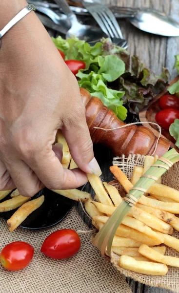 Bistecca di maiale di delizioso con verdure e pomodoro . — Foto Stock