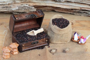 Çiğ mor pirinç çilek ve sağlık için lezzetli pişmiş.