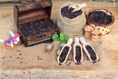 Çiğ mor pirinç çilek ve sağlık için lezzetli pişmiş.