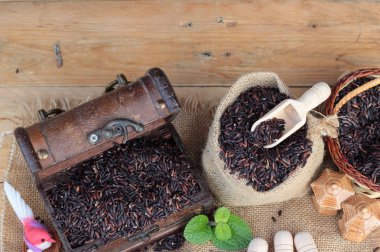 Çiğ mor pirinç çilek ve sağlık için lezzetli pişmiş.