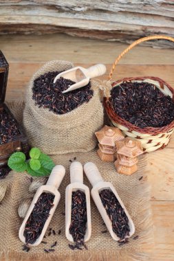 Çiğ mor pirinç çilek ve sağlık için lezzetli pişmiş.