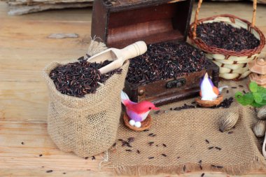 Çiğ mor pirinç çilek ve sağlık için lezzetli pişmiş.