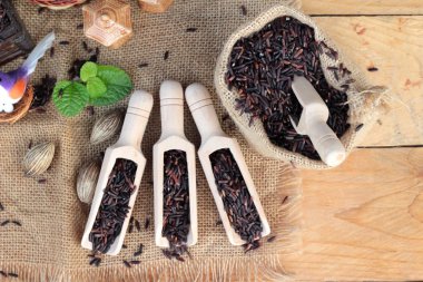 Çiğ mor pirinç çilek ve sağlık için lezzetli pişmiş.