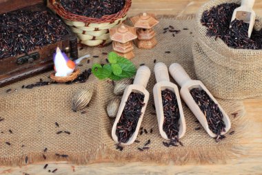 Çiğ mor pirinç çilek ve sağlık için lezzetli pişmiş.