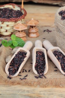 Çiğ mor pirinç çilek ve sağlık için lezzetli pişmiş.