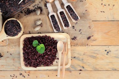 Çiğ mor pirinç çilek ve sağlık için lezzetli pişmiş.