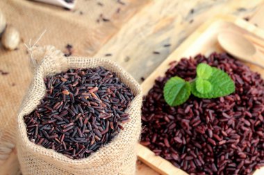 Çiğ mor pirinç çilek ve sağlık için lezzetli pişmiş.