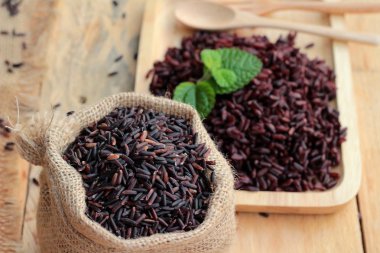 Çiğ mor pirinç çilek ve sağlık için lezzetli pişmiş.