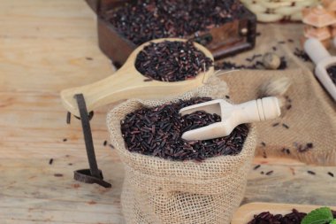 Çiğ mor pirinç çilek ve sağlık için lezzetli pişmiş.