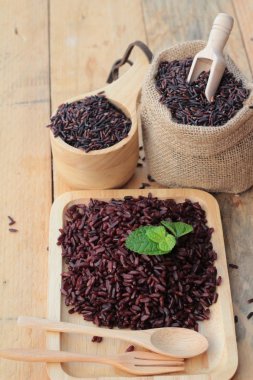 Çiğ mor pirinç çilek ve sağlık için lezzetli pişmiş.