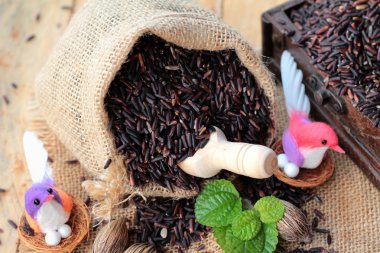 Çiğ mor pirinç çilek ve sağlık için lezzetli pişmiş.