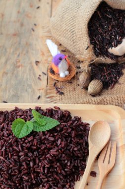 Çiğ mor pirinç çilek ve sağlık için lezzetli pişmiş.