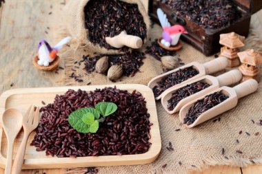 Çiğ mor pirinç çilek ve sağlık için lezzetli pişmiş.