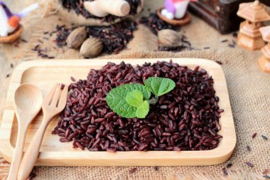 Çiğ mor pirinç çilek ve sağlık için lezzetli pişmiş.