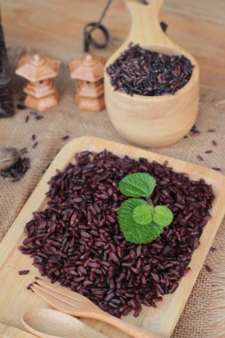 Çiğ mor pirinç çilek ve sağlık için lezzetli pişmiş.