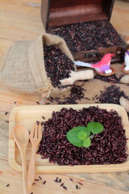 Çiğ mor pirinç çilek ve sağlık için lezzetli pişmiş.