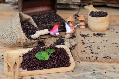 Çiğ mor pirinç çilek ve sağlık için lezzetli pişmiş.