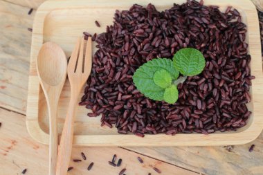 Çiğ mor pirinç çilek ve sağlık için lezzetli pişmiş.