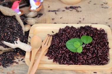 Çiğ mor pirinç çilek ve sağlık için lezzetli pişmiş.