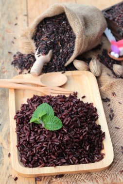 Çiğ mor pirinç çilek ve sağlık için lezzetli pişmiş.