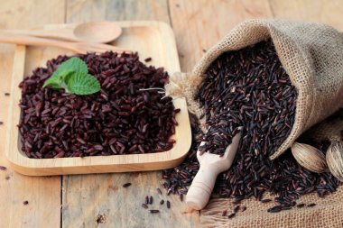 Çiğ mor pirinç çilek ve sağlık için lezzetli pişmiş.