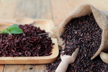 Çiğ mor pirinç çilek ve sağlık için lezzetli pişmiş.