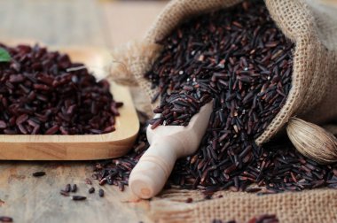 Çiğ mor pirinç çilek ve sağlık için lezzetli pişmiş.