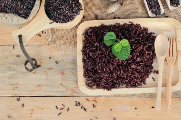 Çiğ mor pirinç çilek ve sağlık için lezzetli pişmiş.