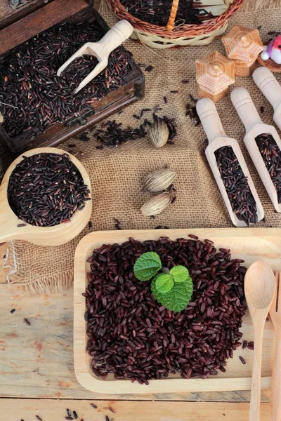 Bacche di riso viola crude e cotte di deliziosi per la salute . — Foto Stock