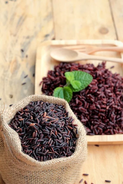 Çiğ mor pirinç çilek ve sağlık için lezzetli pişmiş.
