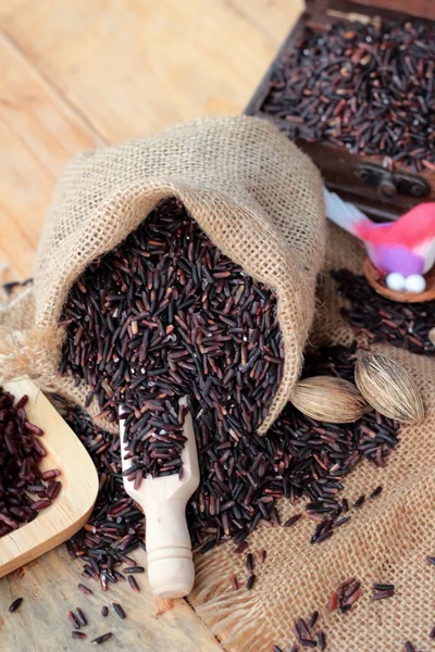 Ruwe paarse rijst bessen en gekookt van heerlijke voor gezondheid. — Stockfoto