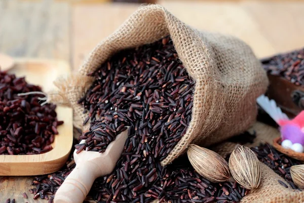 Ruwe paarse rijst bessen en gekookt van heerlijke voor gezondheid. — Stockfoto