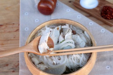 Tavuk şehriye ve kase lezzetli çorba.