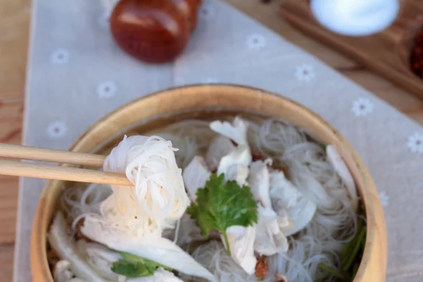 Nouilles au poulet et soupe dans un bol délicieux . — Photo