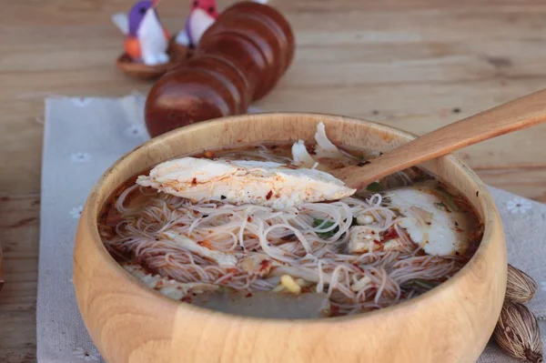 Mie ayam dan sup dalam mangkuk lezat . — Stok Foto