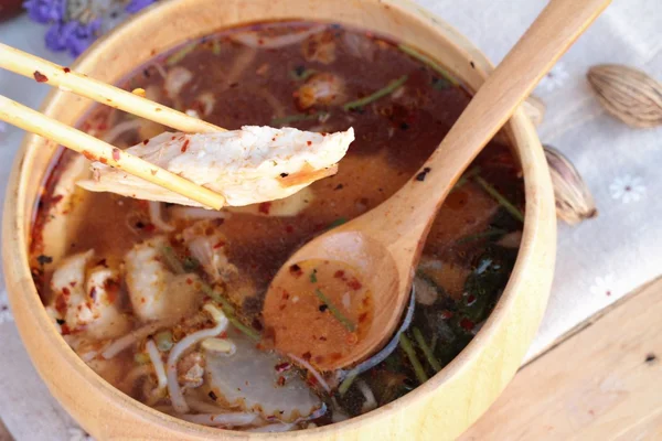 Fideos de pollo y sopa en un tazón delicioso . —  Fotos de Stock