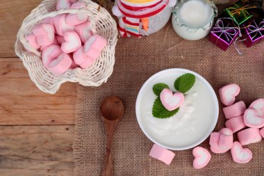 Kalp pembe hatmi tatlı yoğurt lezzetli ile.