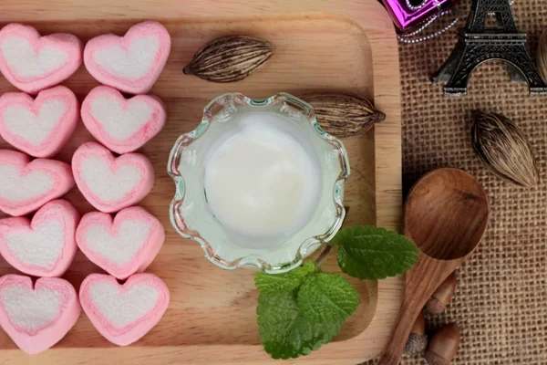 Herz rosa Marshmallow süß mit Joghurt köstlich. — Stockfoto