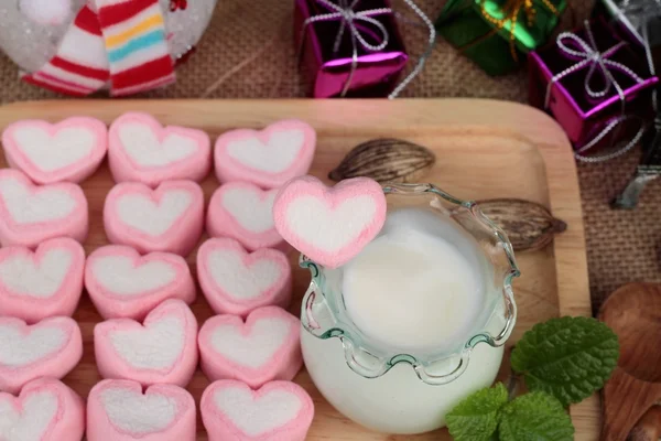 Corazón de malvavisco rosa dulce con yogur delicioso . —  Fotos de Stock